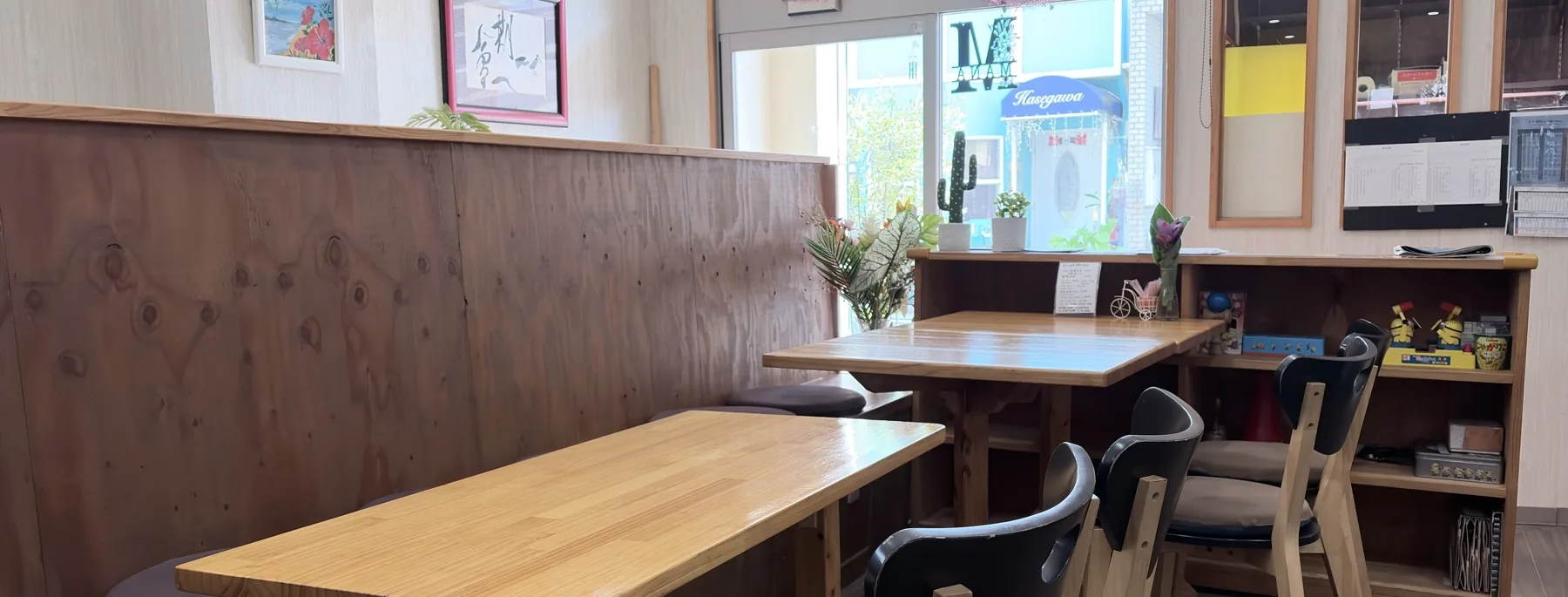 書の額や観葉植物が飾られた、和のしつらえの店内