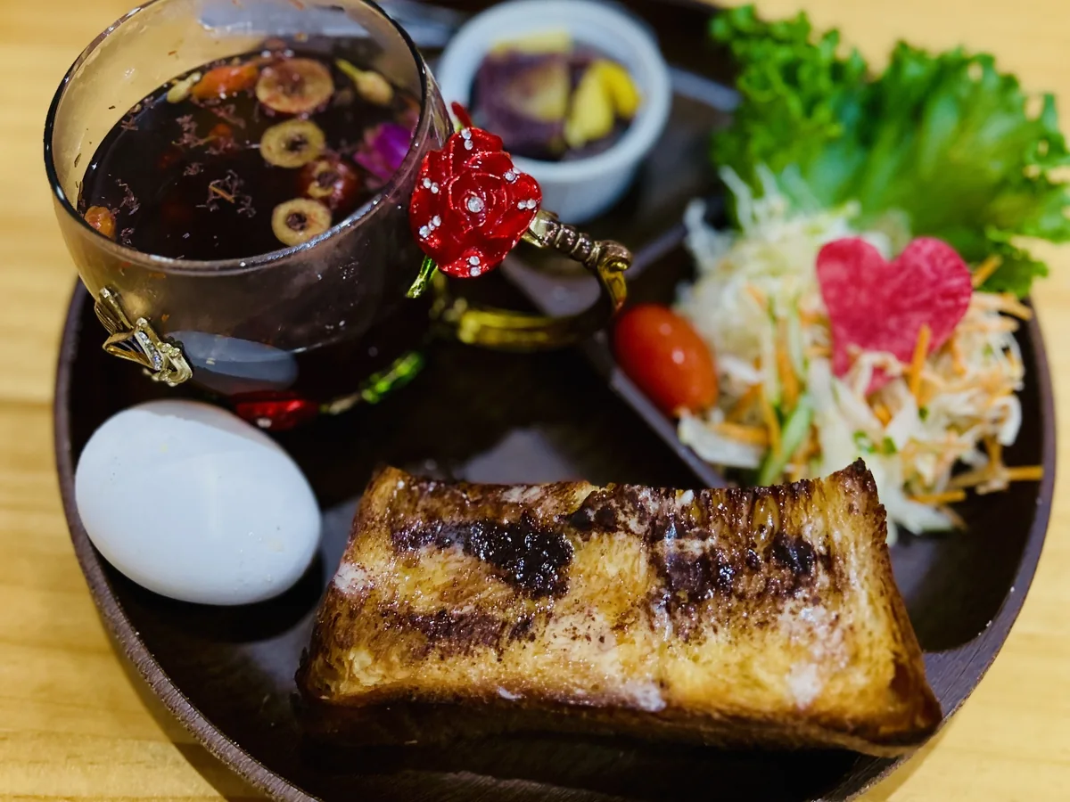 はちみつ薬膳紅茶・厚切りトースト・サラダ・ゆで卵の薬膳モーニングセット